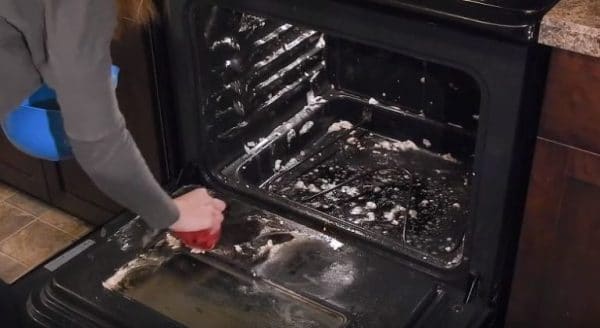 how-to-clean-your-oven-with-baking-soda-vinegar-768x420-1-e1579122148620