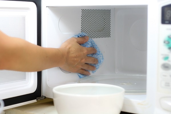 how to clean a dirty microwave oven
